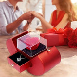 Casal com a caixa-presente com rosa preservada