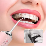 Irrigador dental a ser usado junto à linha da gengiva
