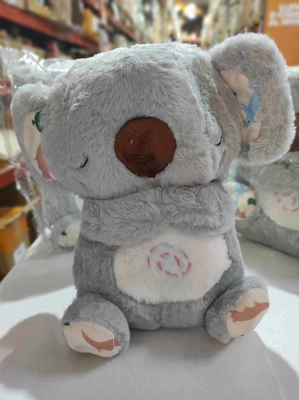 Peluche coala que simula respiração